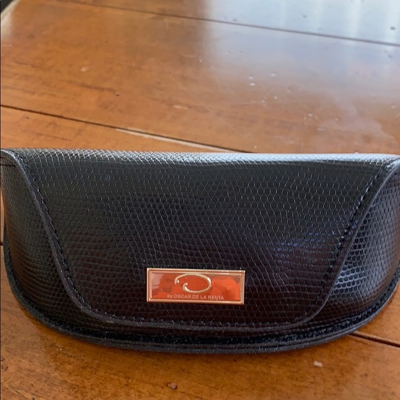 Oscar de la Renta sunglasses with case. - Picture 3 of 5